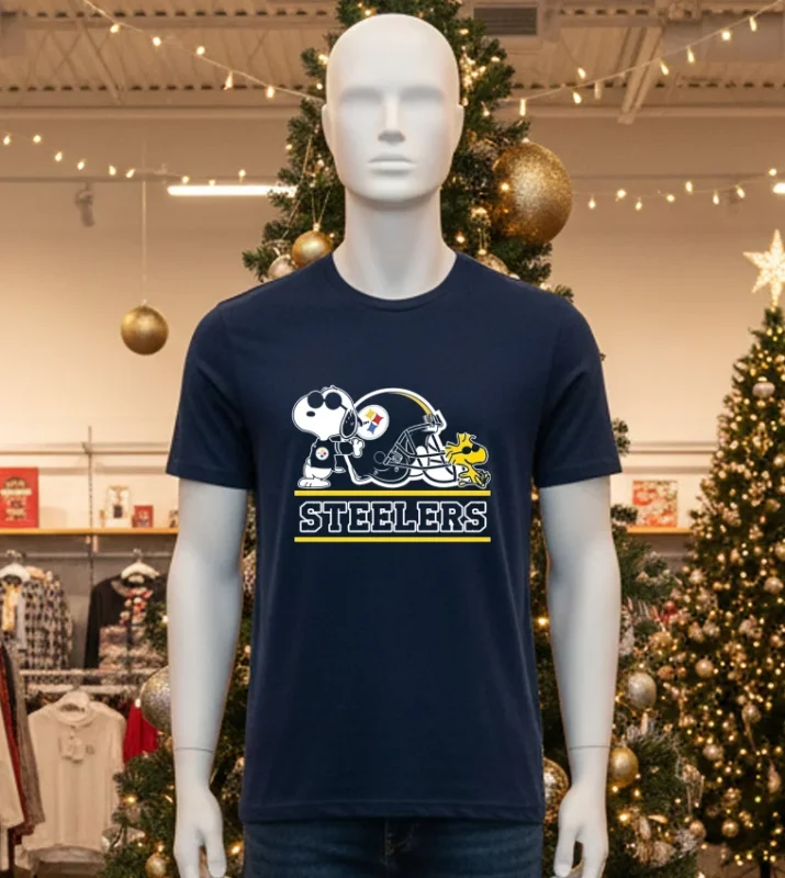 Pittsburgh Steelers Snoopy Professional Football Helmet   Black T Shirt